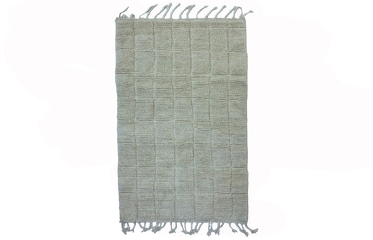 Tapis berbère marocain tissé à la main en gris clair avec franges, tapis berbère unique fait à la main, tapis de décoration intérieure.