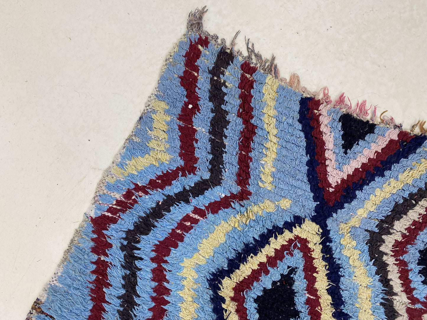 Tapis de couloir marocain unique en laine tissée à la main 3x10, long tapis à losanges colorés.