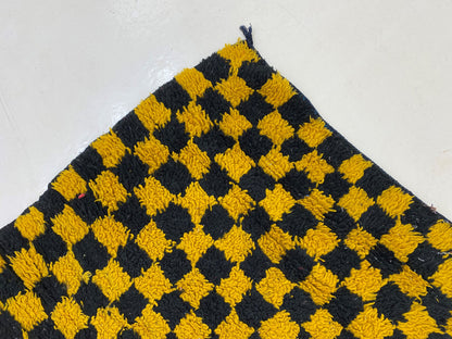 Tapis marocain à damier noir et jaune, 3x8,5.