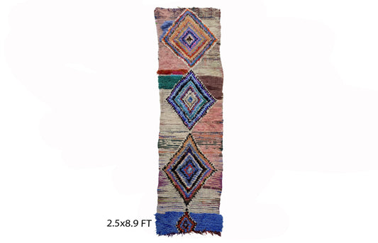 Tapis de couloir berbère marocain étroit 3x9, tapis de couloir à losanges usé depuis longtemps.