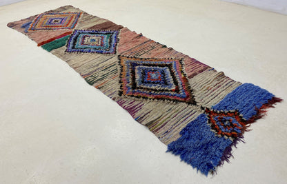 Tapis de couloir berbère marocain étroit 3x9, tapis de couloir à losanges usé depuis longtemps.