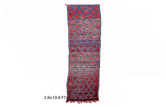 Tapis de couloir marocain rouge à grille 3x11, tapis de couloir berbère vintage.