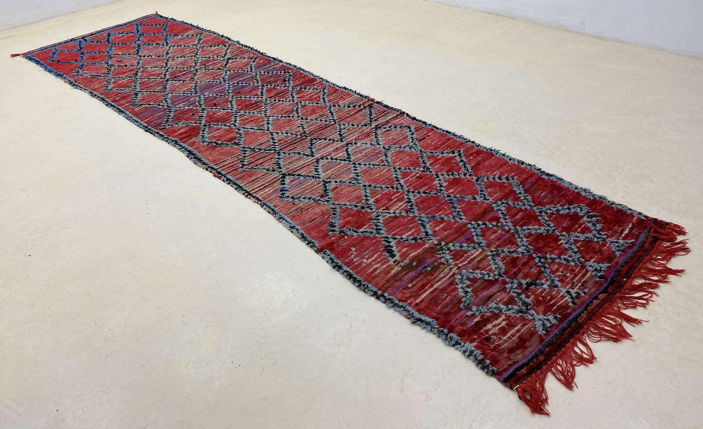 Tapis de couloir marocain rouge à grille 3x11, tapis de couloir berbère vintage.