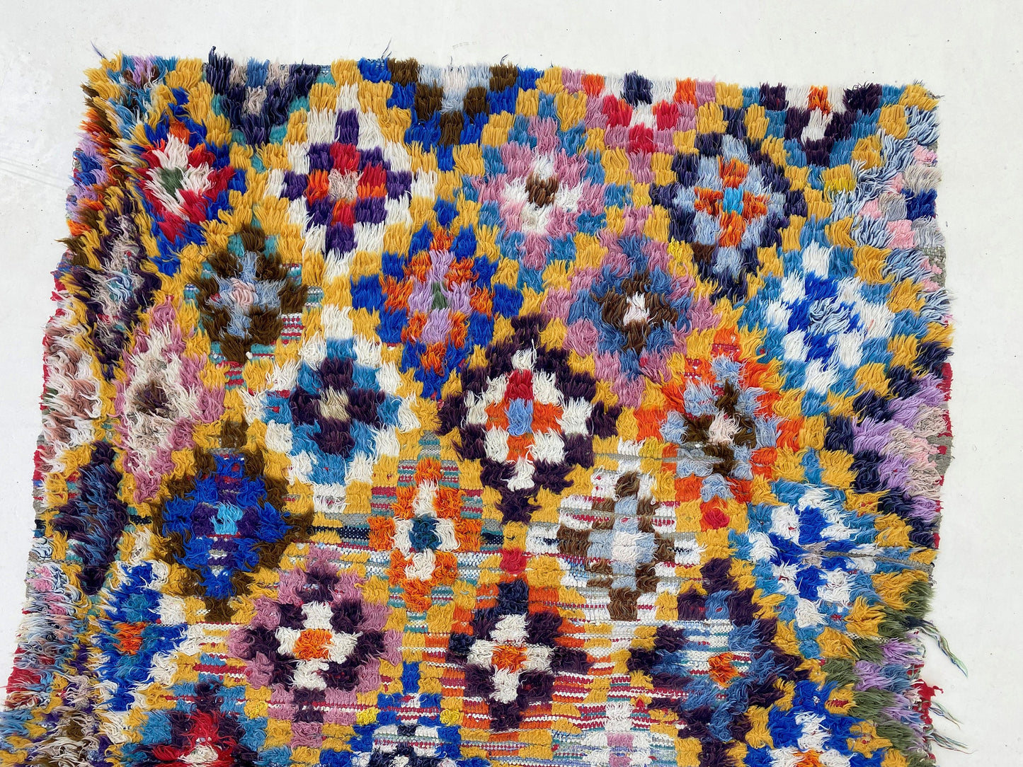 Tapis marocain à carreaux colorés 3x6 pieds.