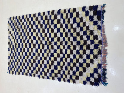 Tapis à carreaux marocain 4x7, design berbère unique.