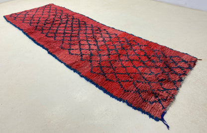 Tapis de couloir marocain à grille noire et rouge 3x9.