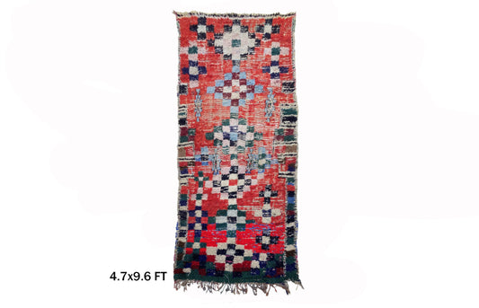 Tapis vintage marocain coloré, style bohème éclectique.