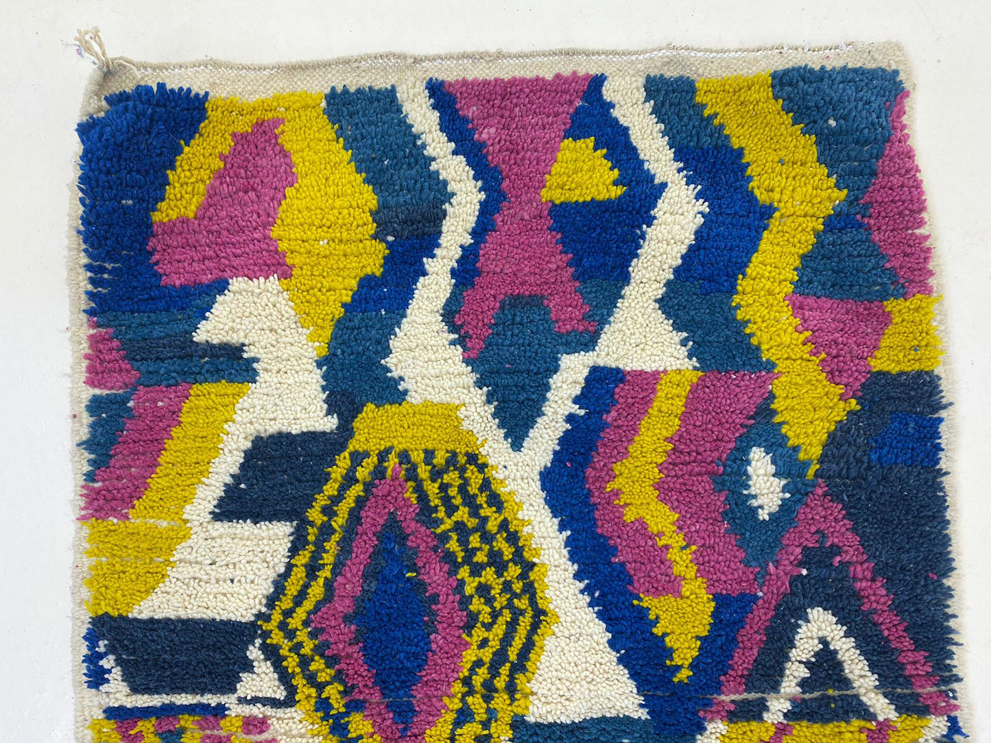 Tapis berbère marocain en laine, tapis tissé à la main unique et personnalisé.