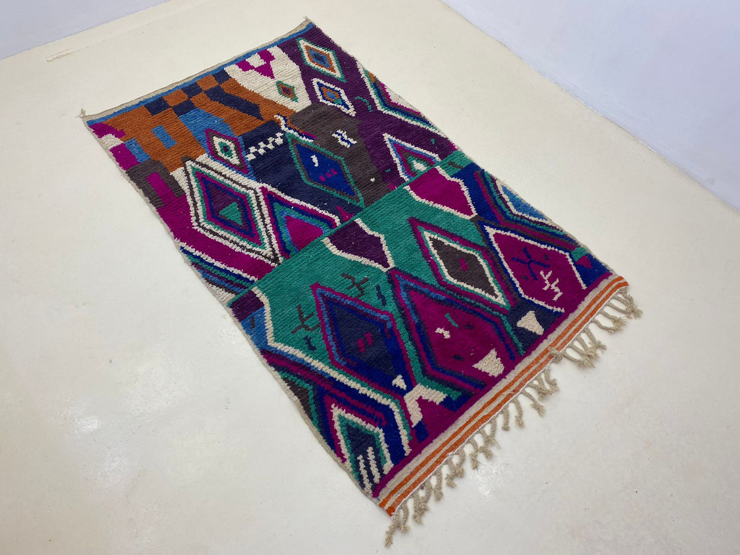 Tapis Boho marocain fait main, tapis berbère personnalisé et vibrant.