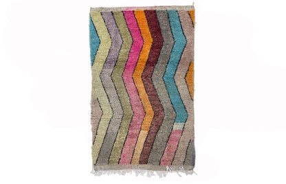 Tapis marocain en laine berbère vibrante en zigzag, tapis de décoration intérieure artisanal.