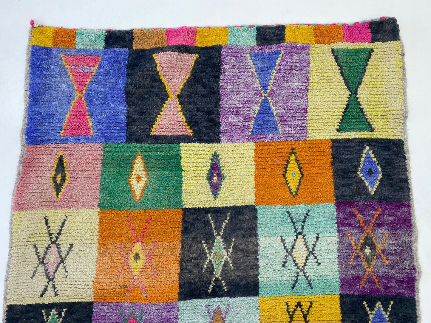 Tapis berbère marocain coloré, tapis coloré fait main.