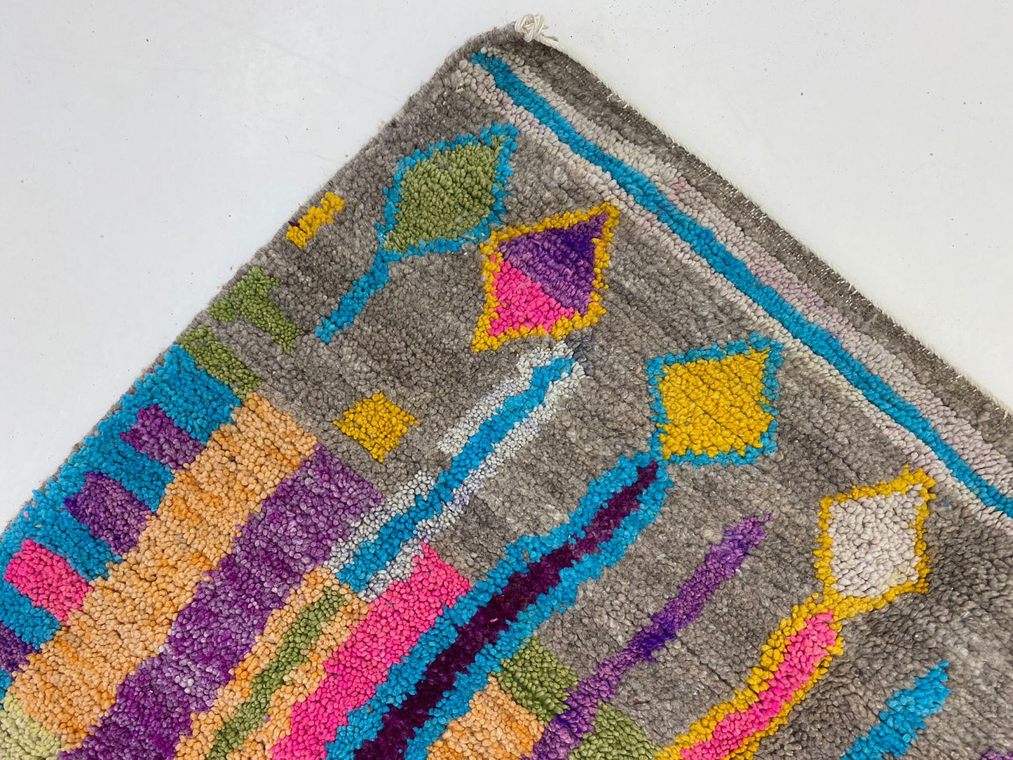 Tapis berbère marocain coloré, tapis en laine tissé à la main.