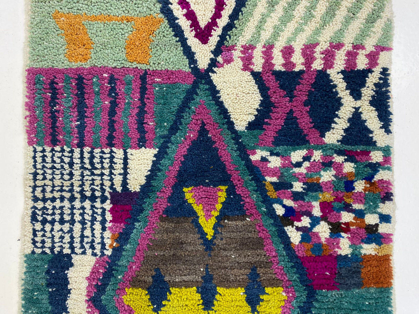 Tapis berbère marocain coloré personnalisé, décoration bohème vibrante pour votre maison.