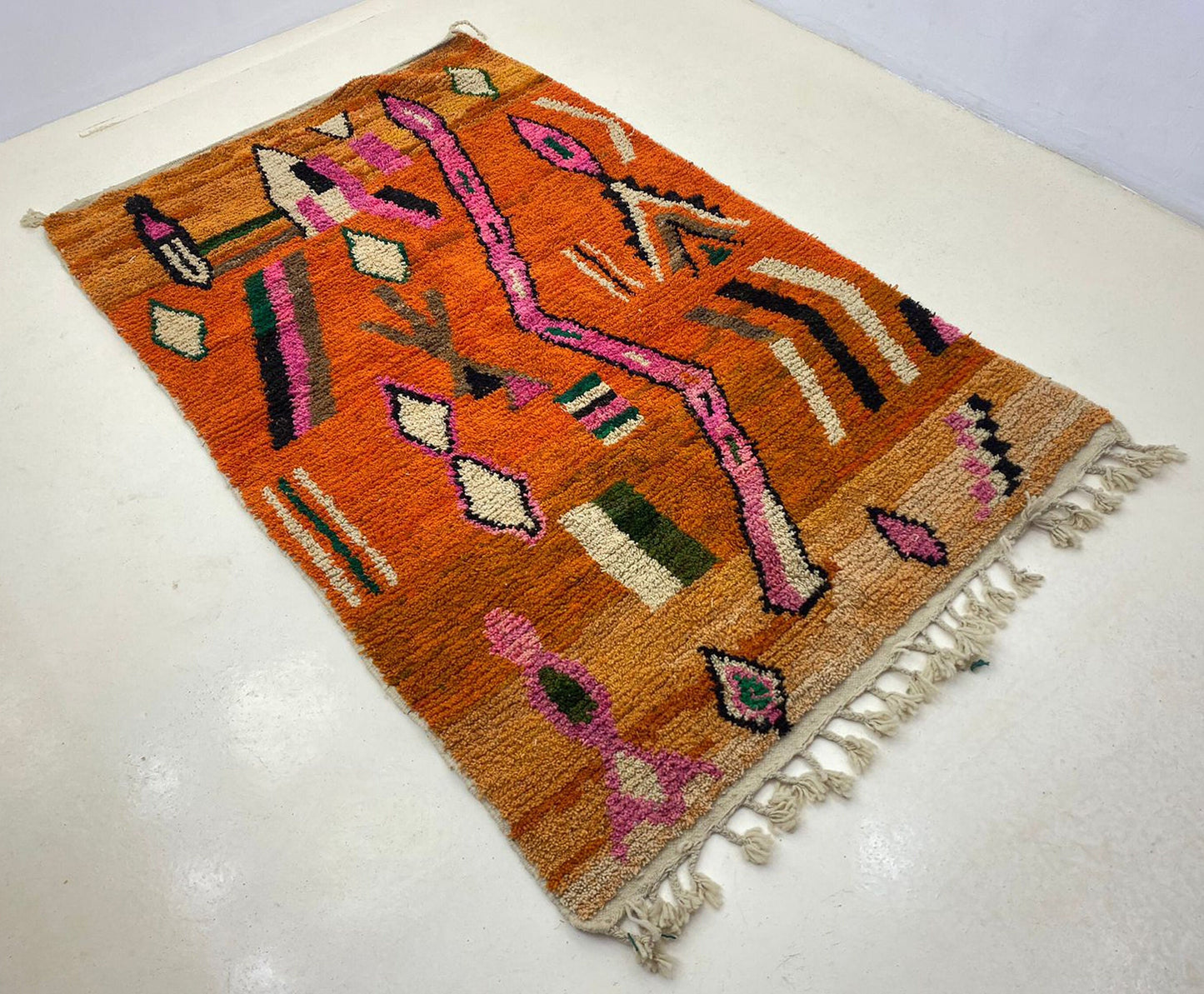 Tapis berbère marocain pour salon, tapis personnalisé unique et fabriqué à la main.