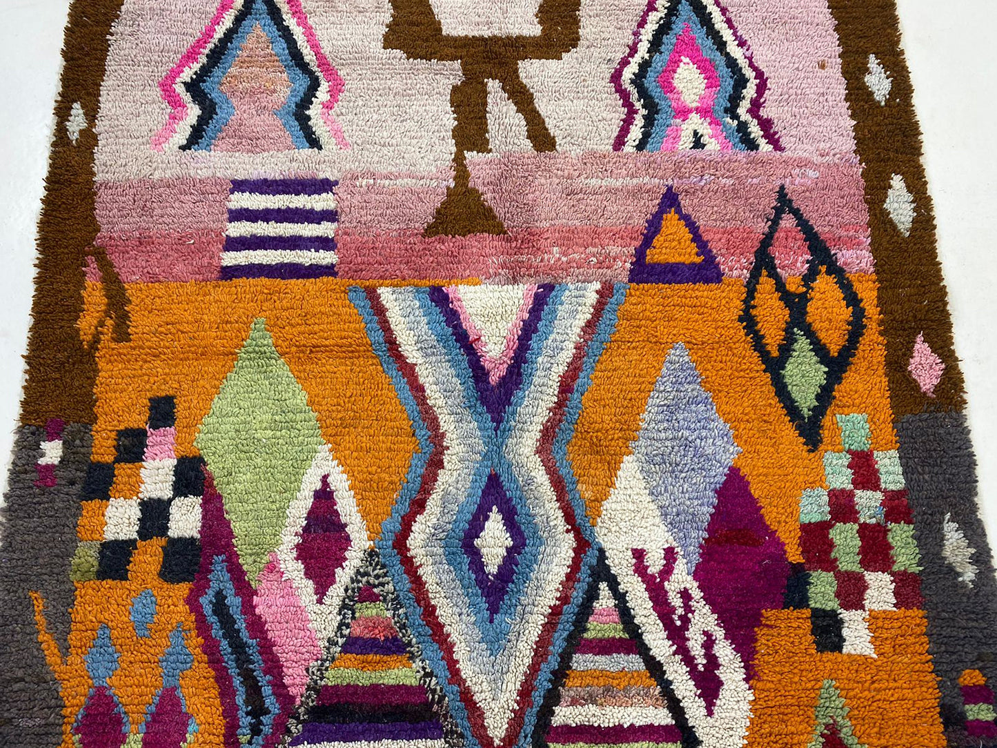 Tapis en laine berbère marocain authentique fait à la main, décoration d'intérieur personnalisée.