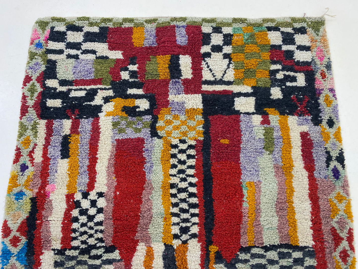 Tapis berbère en laine fabriqué à la main au Maroc, ajout coloré pour la décoration du salon.