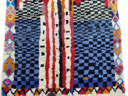 Tapis berbère en laine fabriqué à la main au Maroc, ajout coloré pour la décoration du salon.