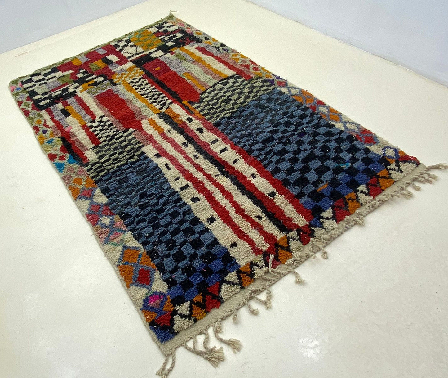 Tapis berbère en laine fabriqué à la main au Maroc, ajout coloré pour la décoration du salon.