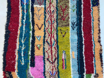 Tapis berbère marocain noué à la main sur mesure, tapis en laine coloré unique.