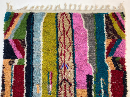 Tapis berbère marocain noué à la main sur mesure, tapis en laine coloré unique.