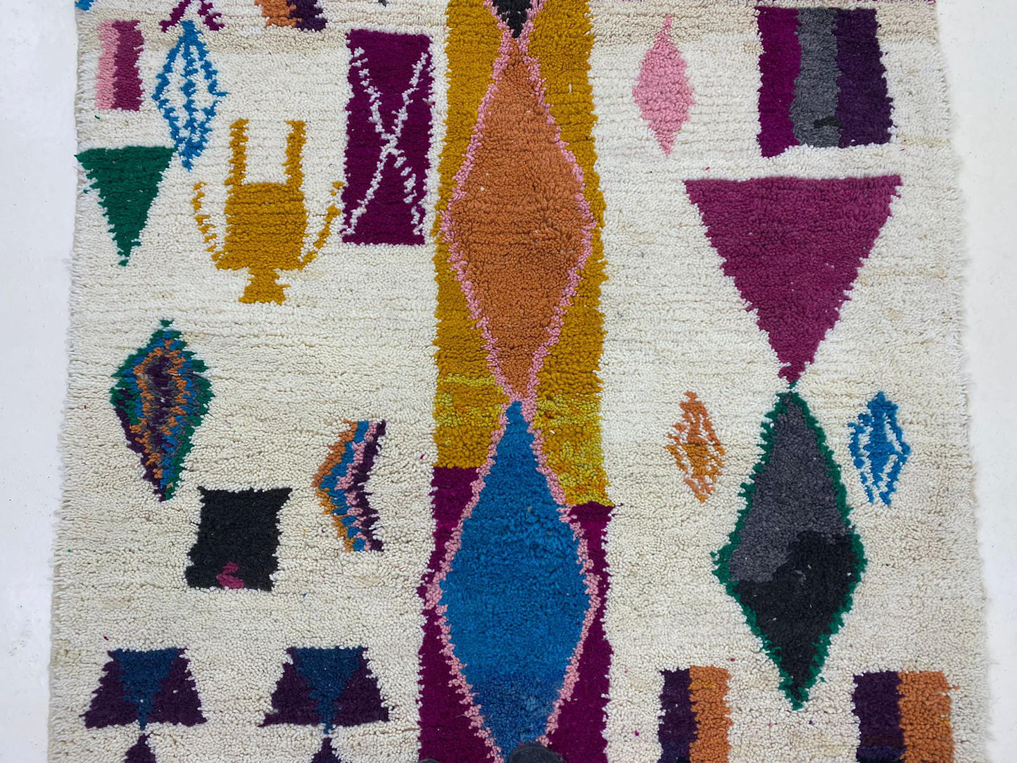 Tapis de salon coloré fait à la main, tapis berbère marocain en laine personnalisé.