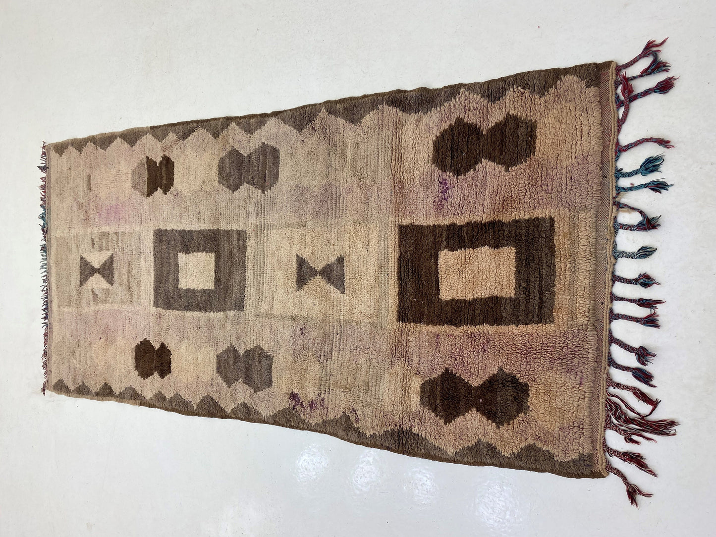 Tapis en laine marocaine 4x8 pour une décoration intérieure confortable.