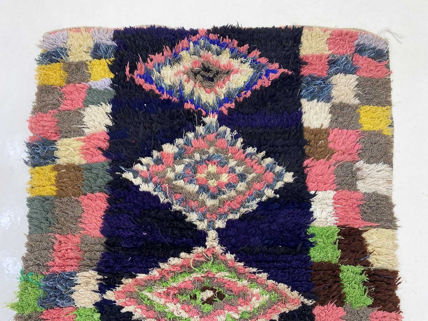 Tapis de couloir vintage marocain unique 3x7, vibrant et élégant.