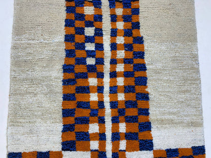 Tapis marocain tissé à la main, tapis berbère vibrant.