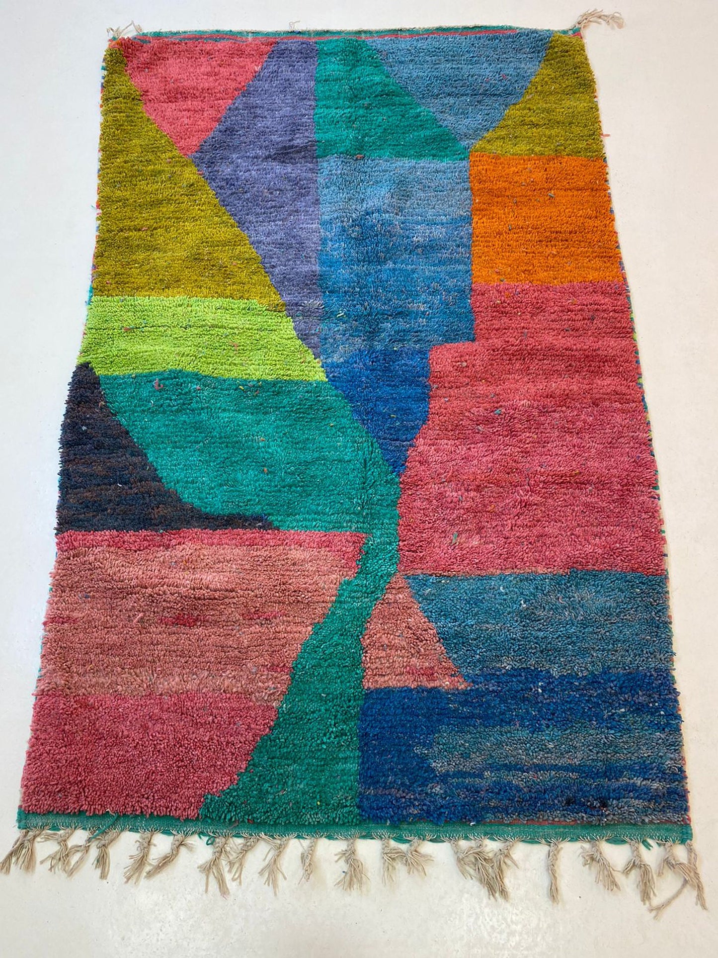 Tapis berbère personnalisé unique, tapis marocain sur mesure.