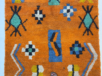 Tapis berbère marocain fait main, tapis unique et coloré personnalisé.