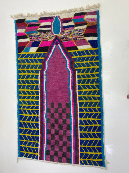 Beauté marocaine tissée à la main, tapis berbère pour votre espace de vie.