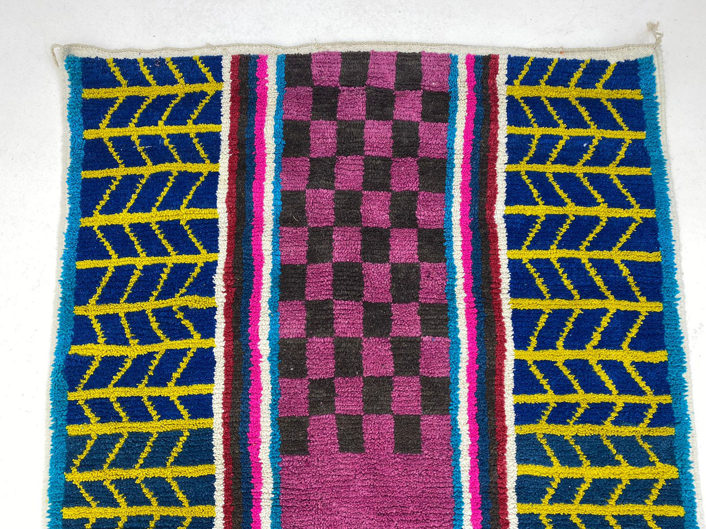 Beauté marocaine tissée à la main, tapis berbère pour votre espace de vie.