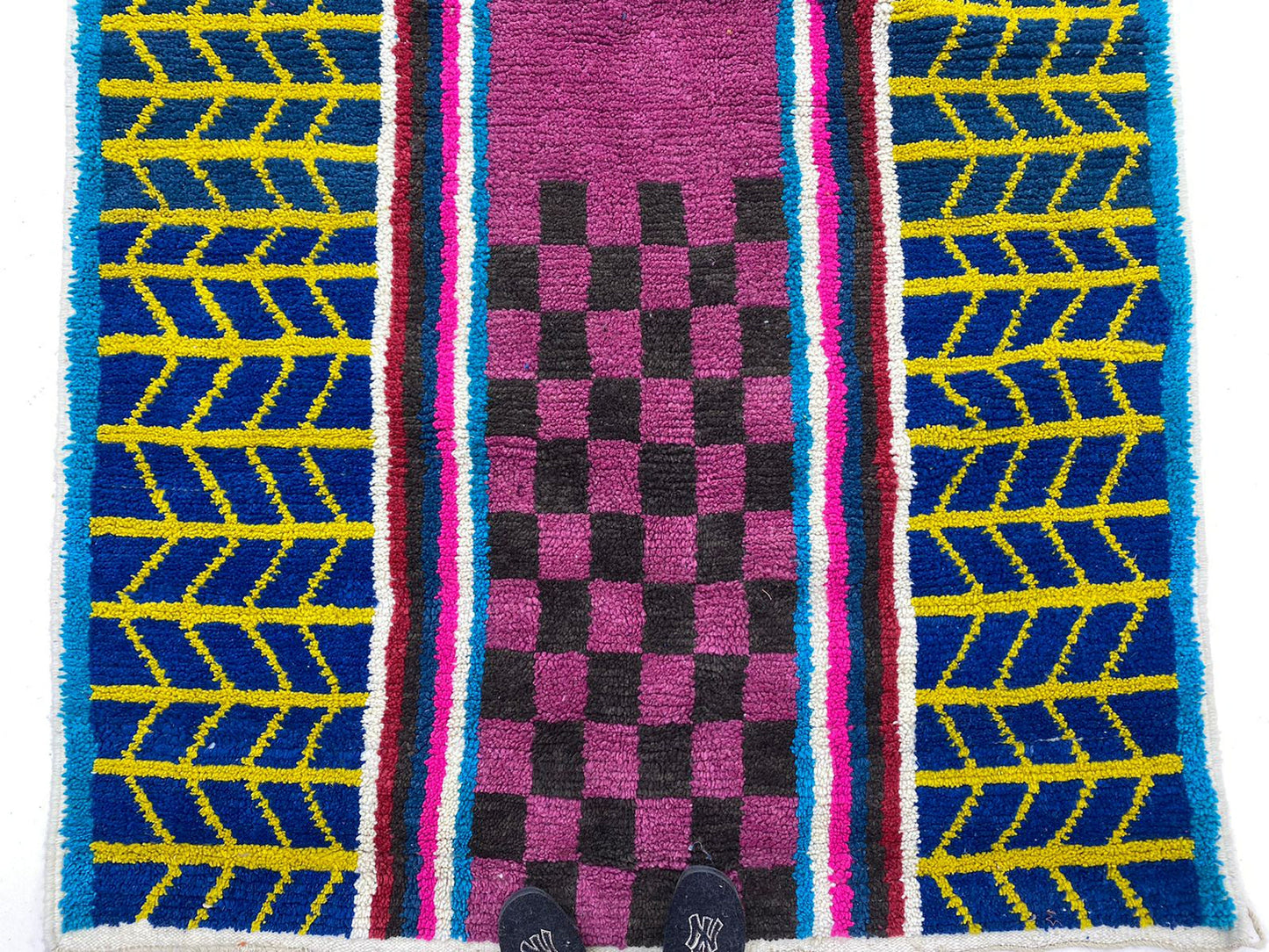 Beauté marocaine tissée à la main, tapis berbère pour votre espace de vie.