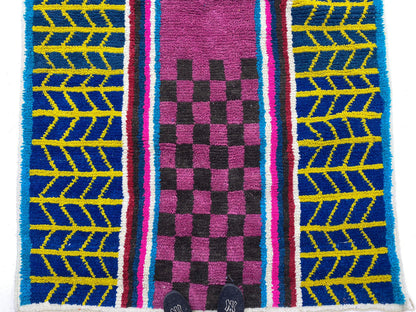 Beauté marocaine tissée à la main, tapis berbère pour votre espace de vie.