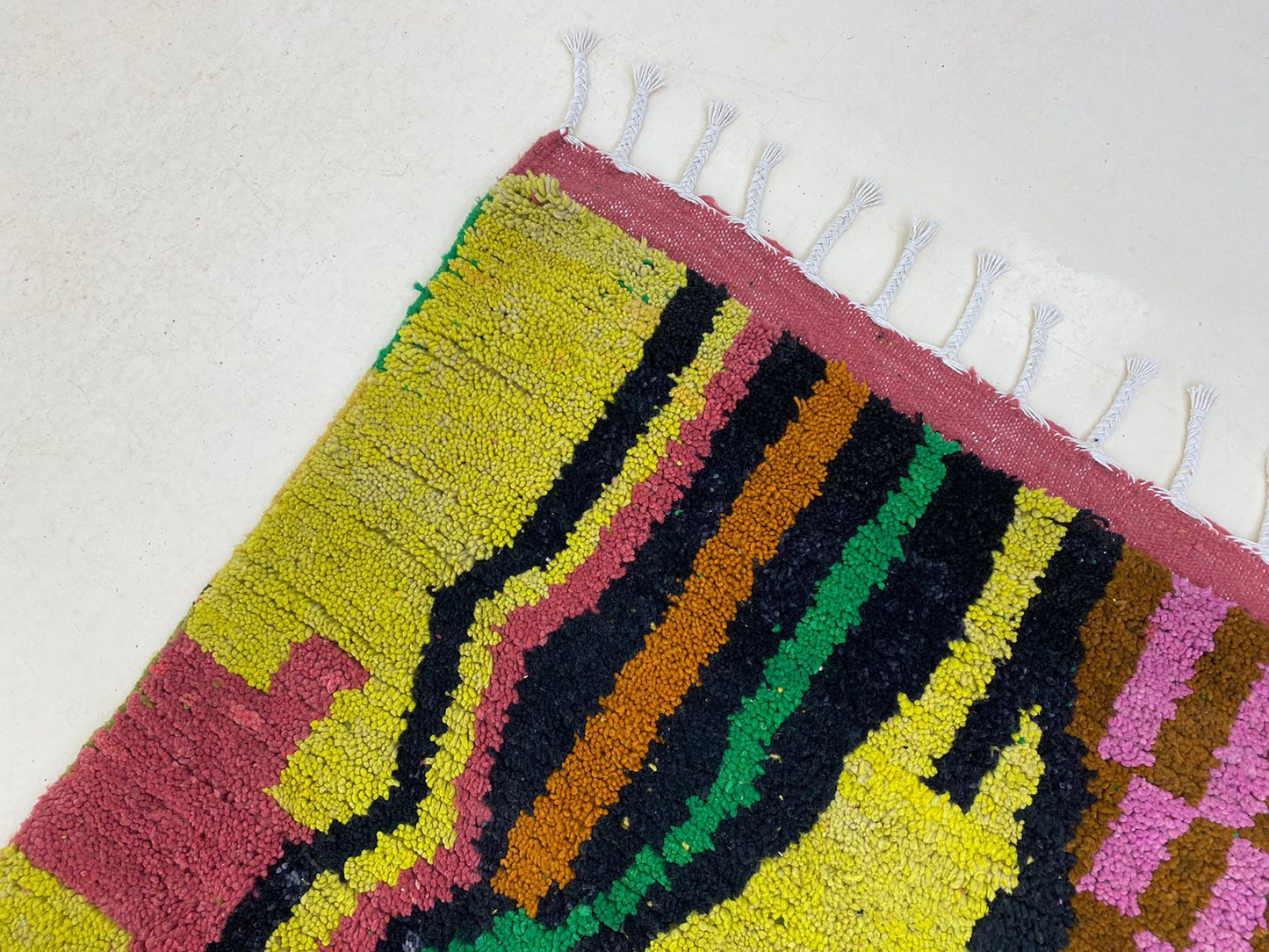 Tapis berbère en laine marocaine colorée, tapis noué à la main sur mesure.