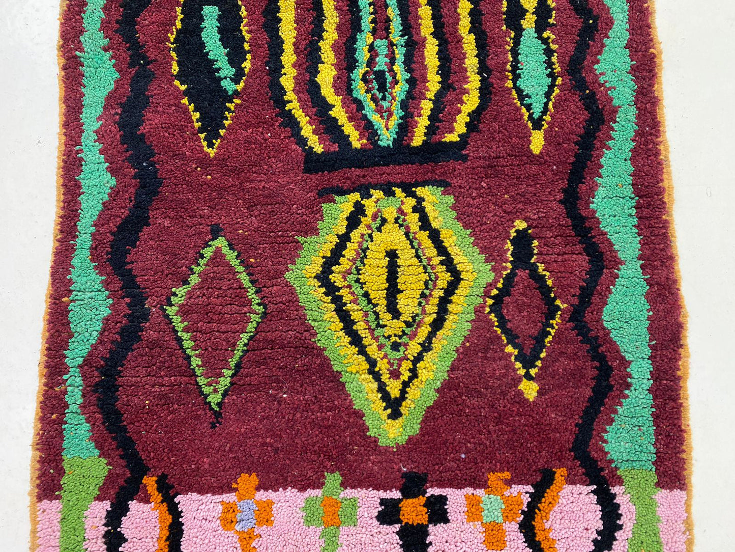 Tapis coloré unique fait à la main, tapis berbère marocain personnalisé.