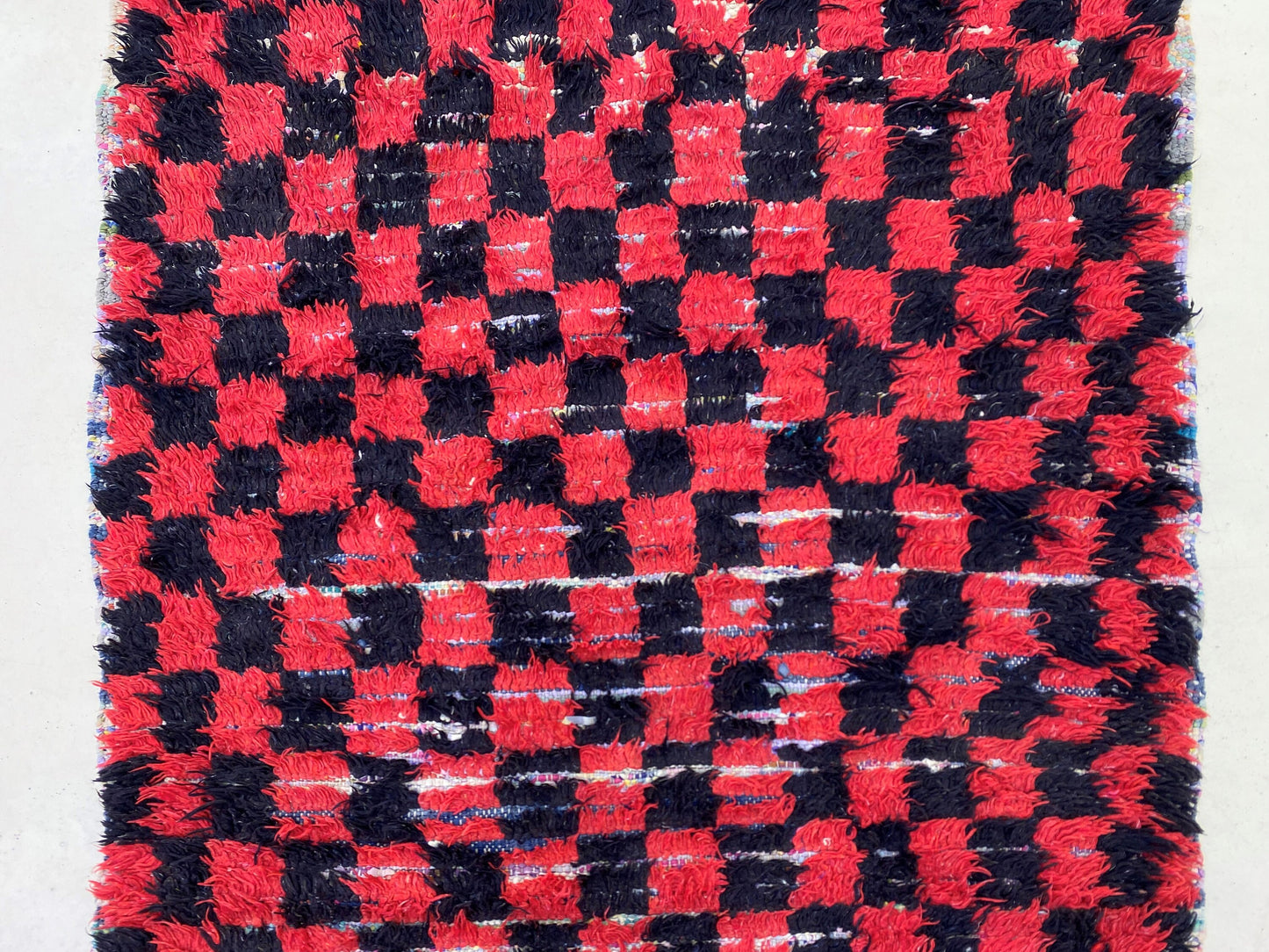 Tapis à carreaux marocain vintage 3x7 en rouge et noir.