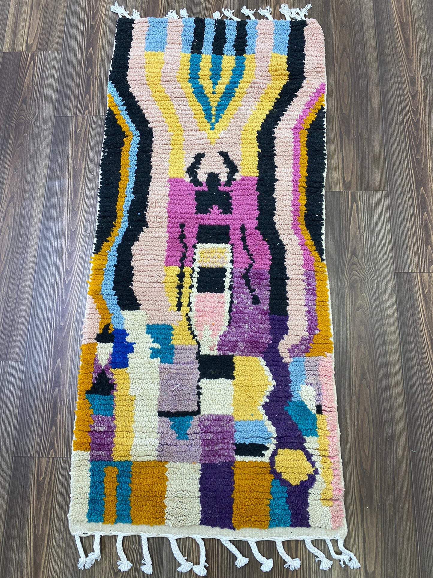 Tapis marocain unique pour le salon, tapis berbère fait main sur mesure.