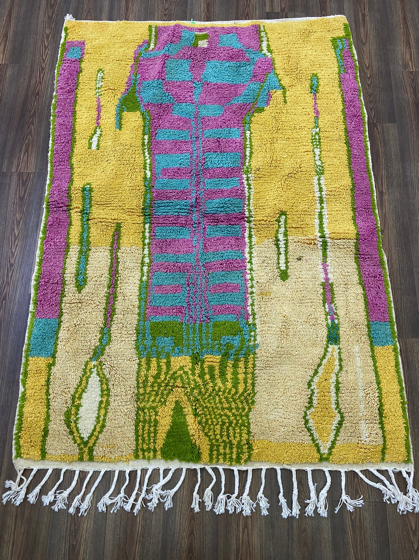 Tapis berbère personnalisé marocain, tapis tissé à la main avec un design coloré unique.