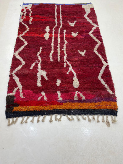 Tapis luxueux en laine fait main, tapis rouge marocain.