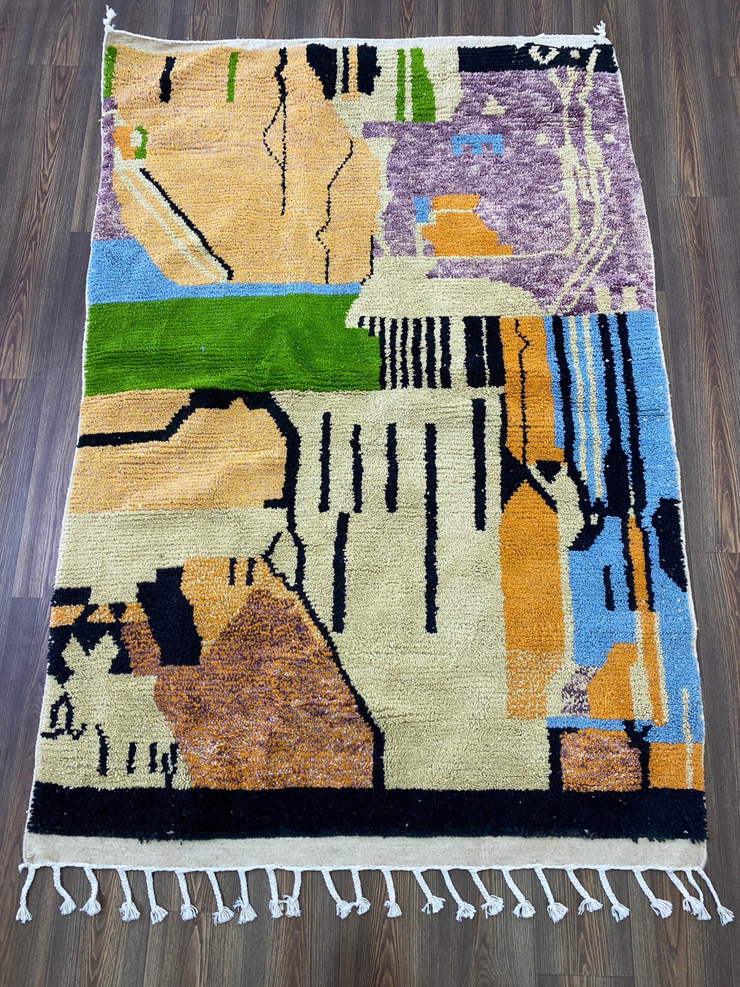 Tapis berbère marocain fait main, tapis tissé unique et coloré.