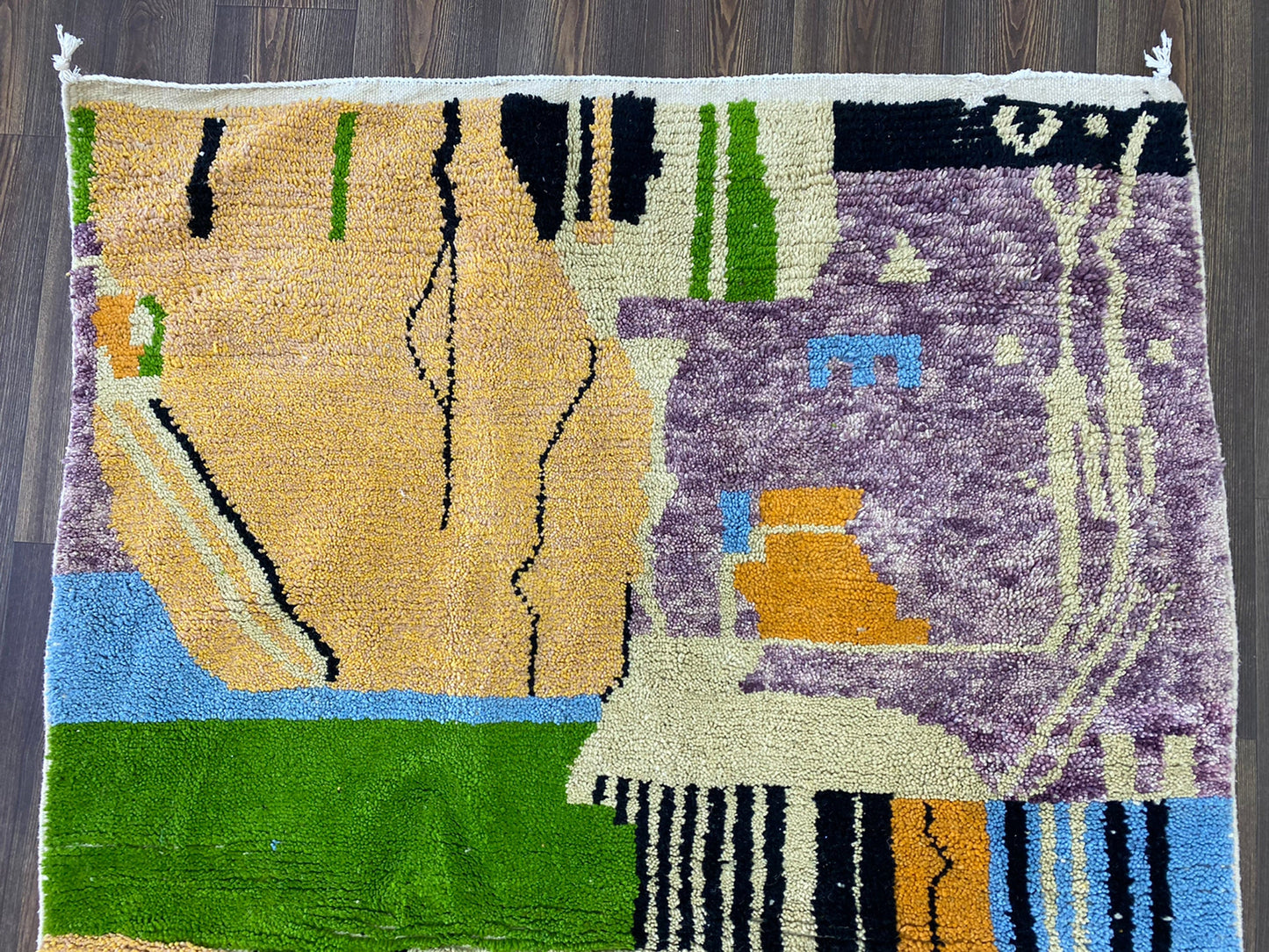 Tapis berbère marocain fait main, tapis tissé unique et coloré.