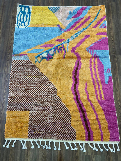 Tapis berbère personnalisé unique, tapis marocain fait à la main pour le salon.