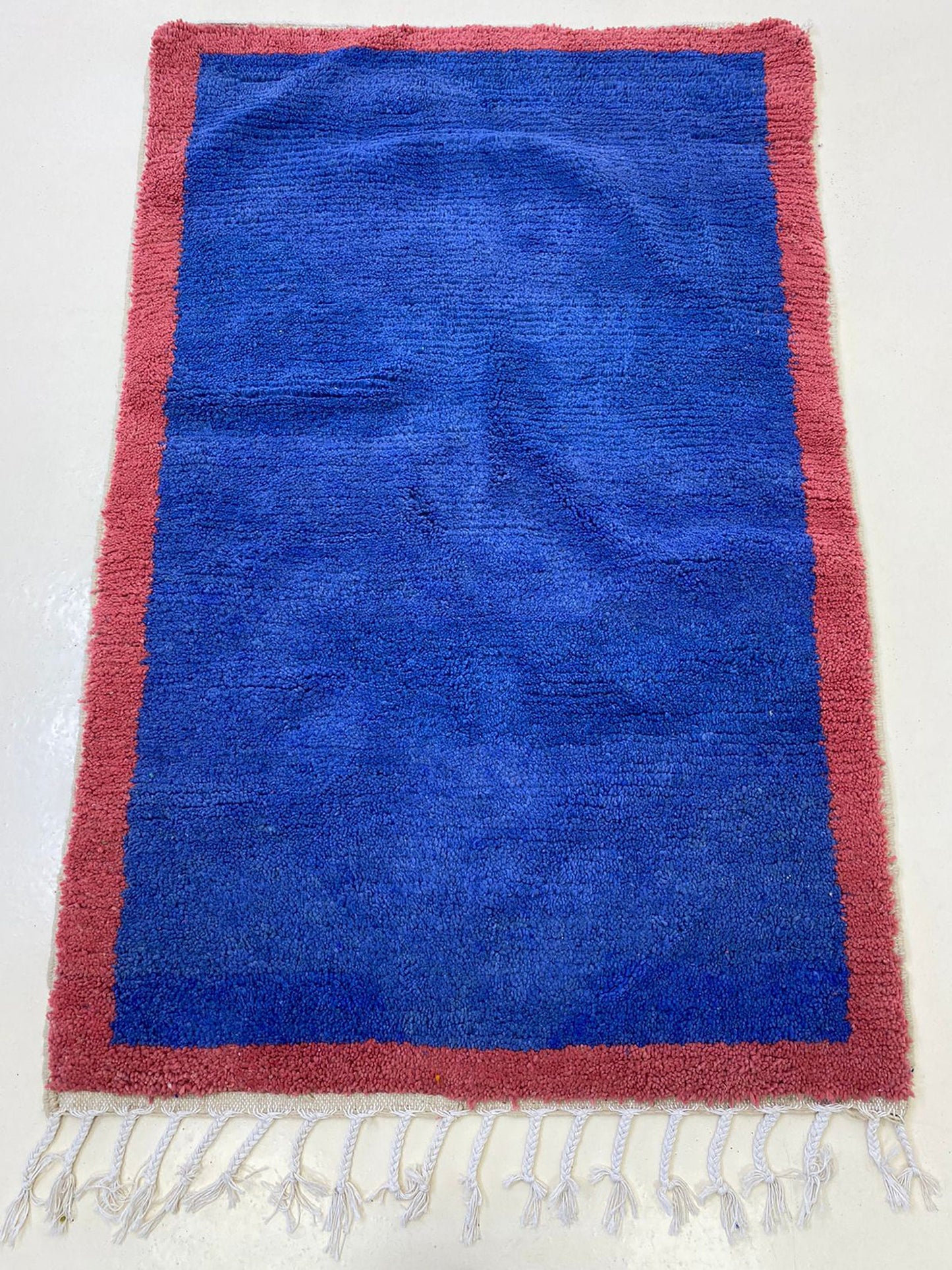 Tapis berbère marocain noué à la main, tapis coloré et personnalisé.