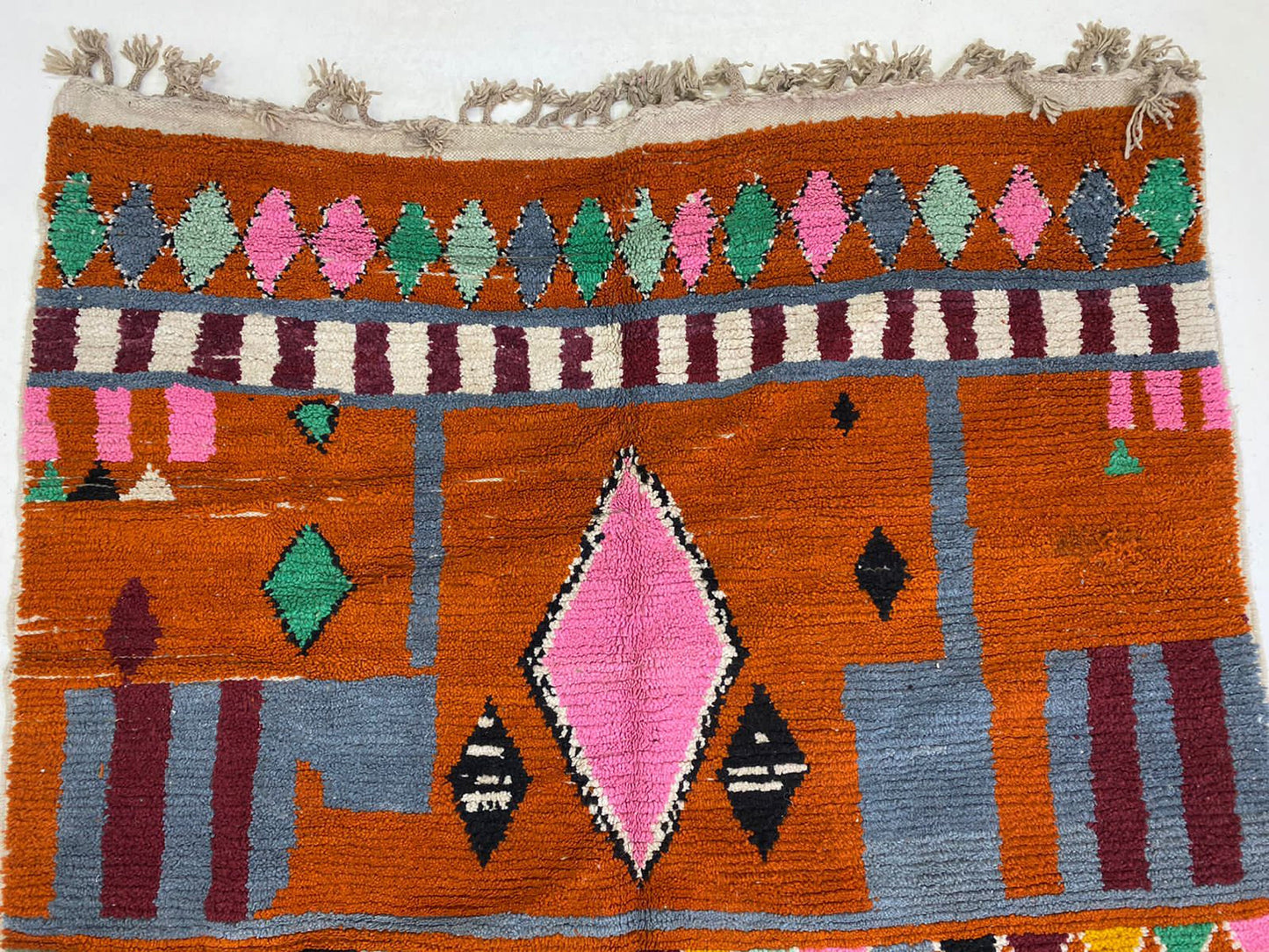 Tapis coloré unique, tapis berbère marocain tissé à la main.