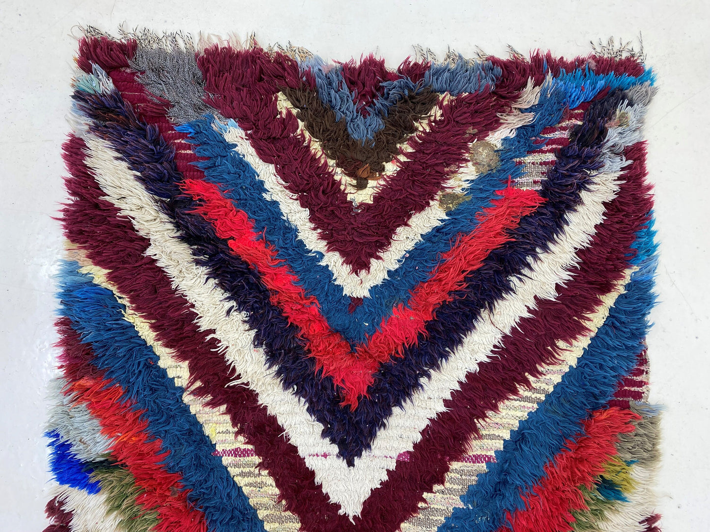 Tapis marocain, tapis vintage géométrique vibrant 3x10, tapis à chevrons unique.