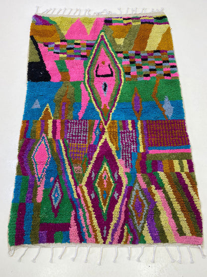 Tapis berbère unique de taille personnalisée, tapis marocain coloré tissé à la main.