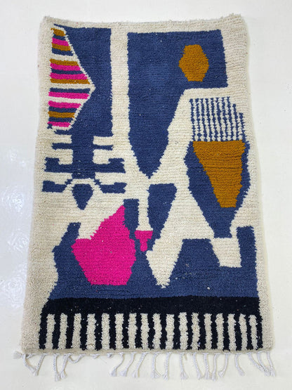 Tapis berbère en laine marocain fabriqué à la main, couleurs vives pour la décoration du salon.