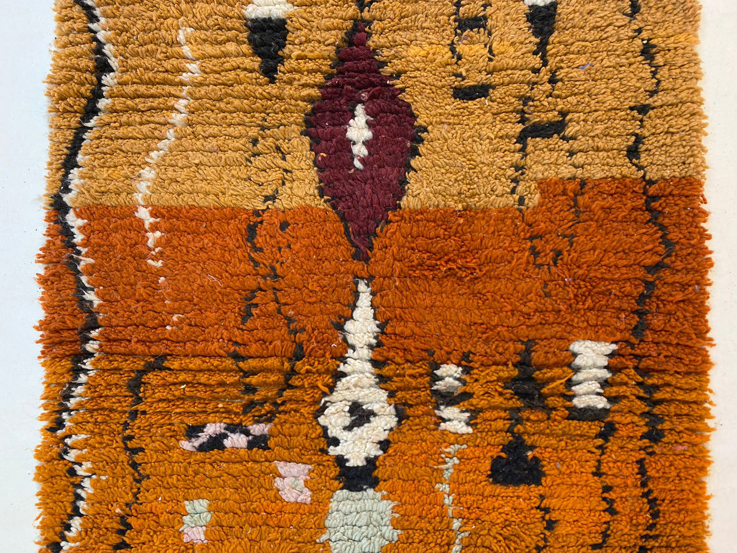 Tapis en laine tissée colorée, tapis d'inspiration marocaine et personnalisé.