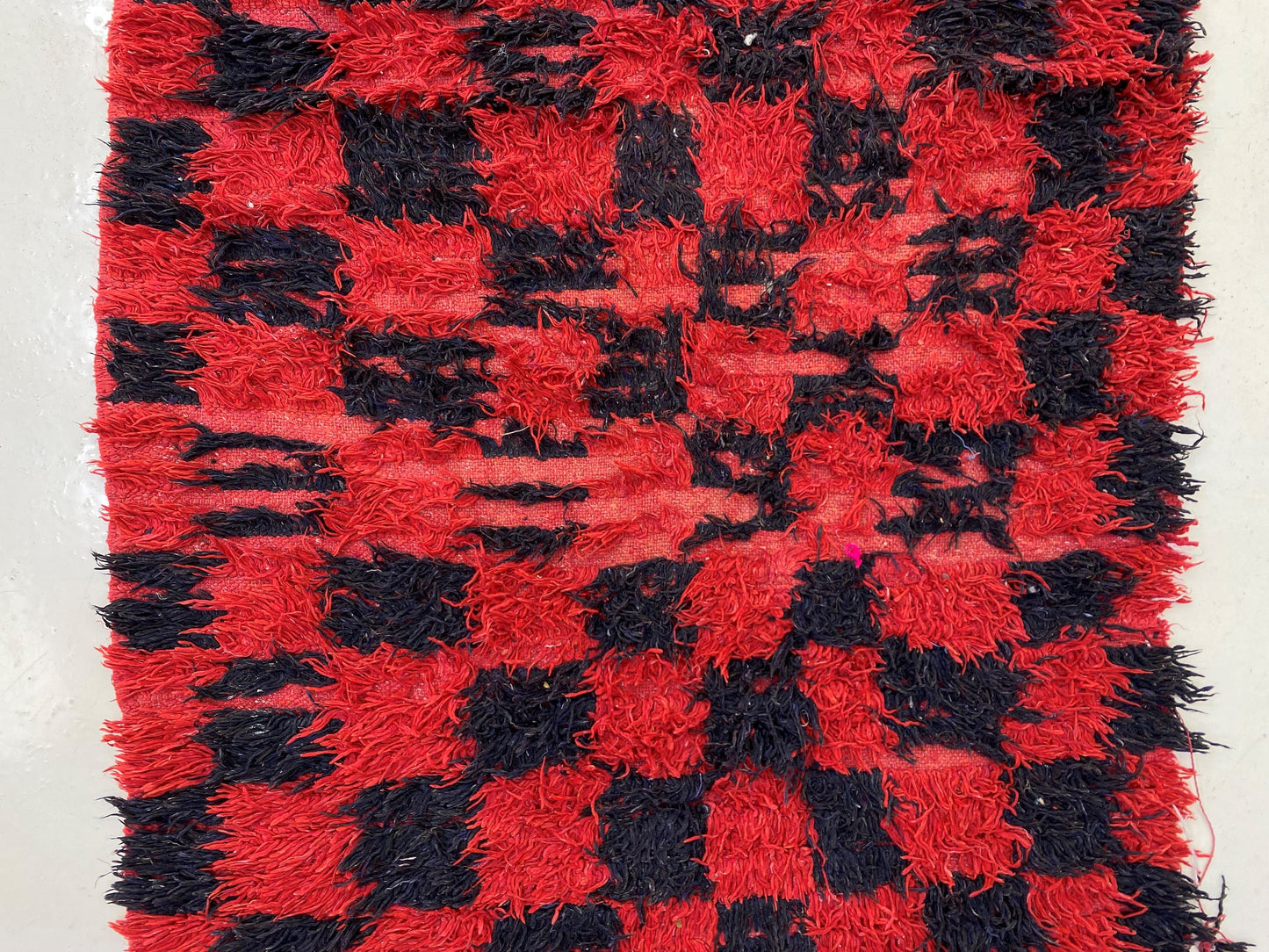 Tapis de couloir marocain à carreaux 3x7, tapis vintage en laine rouge et noir.